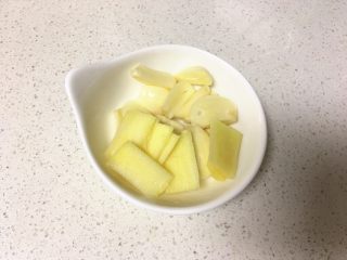 6、青椒蘑菇炒肉片,姜蒜切片