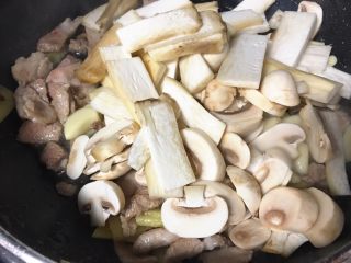 9、青椒蘑菇炒肉片,肉片炒至变色，放蒜片，蘑菇