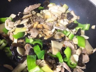 13、青椒蘑菇炒肉片,加适量的盐，生抽，黑胡椒，香醋，翻炒均匀