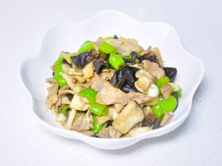 15、青椒蘑菇炒肉片,完成