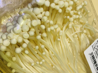 1、金针菇豆腐汤,购买一包金针菇