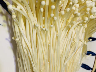 2、金针菇豆腐汤,取出，切掉根部