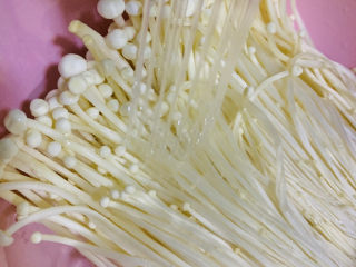 3、金针菇豆腐汤,用水冲洗