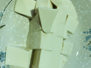 5、金针菇豆腐汤,嫩豆腐切小块