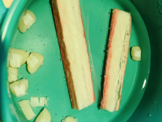 6、金针菇豆腐汤,将干贝和蟹肉棒浸泡下，等会做汤底