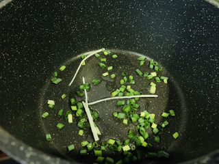 7、金针菇豆腐汤,锅加食用油，加葱粒