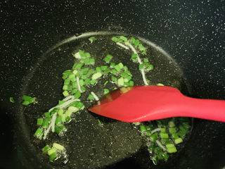 8、金针菇豆腐汤,大火炒香