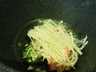 10、金针菇豆腐汤,加入金针菇