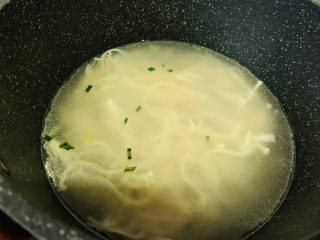 12、金针菇豆腐汤,加入适量清水