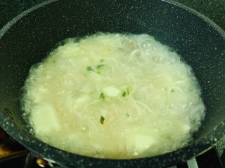 14、金针菇豆腐汤,大火煮开，牛肉丸浮起