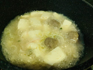 18、金针菇豆腐汤,搅拌均匀，再煮开一会，就可以起锅