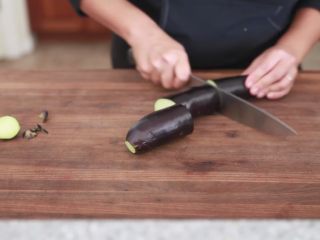 1、快速简单，鱼香茄子,茄子两头切掉，均等切成三段