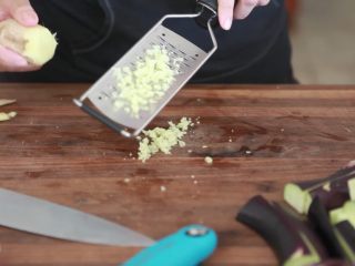 3、快速简单，鱼香茄子,姜去皮之后用工具磨碎，非常方便的工具，蒜也切碎