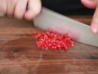 4、快速简单，鱼香茄子,红辣椒切碎