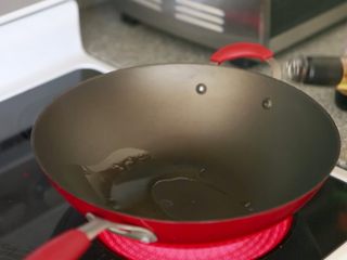 6、快速简单，鱼香茄子,热热的锅，倒入油，可以比炒其他菜多一些，茄子吸油