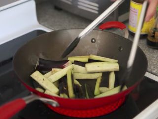 7、快速简单，鱼香茄子,倒入茄子翻炒30秒左右
