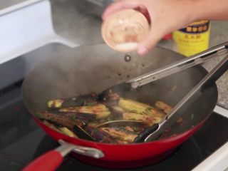 11、快速简单，鱼香茄子,加糖翻炒一下