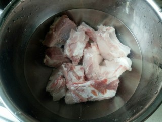 1、花生莲藕排骨汤,买回来的新鲜排骨，用清水浸泡半小时泡出血水，冲洗干净