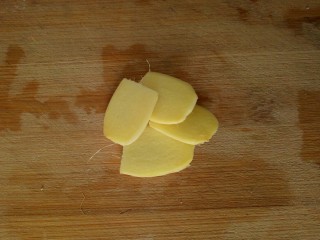 2、花生莲藕排骨汤,姜切片备用