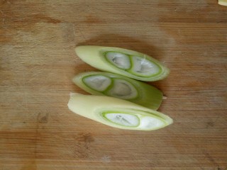 3、花生莲藕排骨汤,葱切段备用