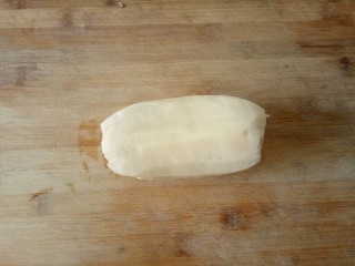 4、花生莲藕排骨汤,莲藕一节去皮清洗干净