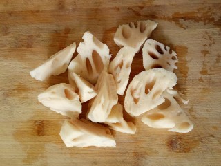 5、花生莲藕排骨汤,将莲藕切成滚刀块