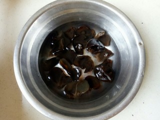 7、花生莲藕排骨汤,木耳提前用清水泡发