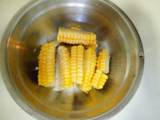 8、花生莲藕排骨汤,家里还有半块玉米，冲洗干净，切小块