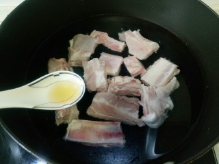 9、花生莲藕排骨汤,锅中放适量清水，加入一勺料酒，放入排骨