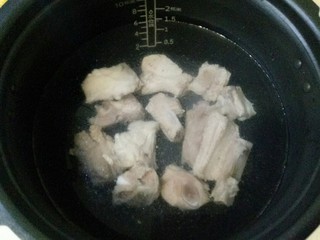 11、花生莲藕排骨汤,放入电压力锅中，加入适量清水