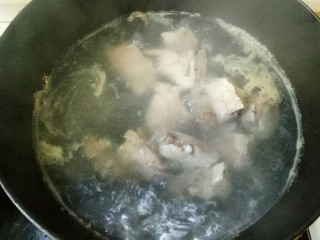 10、花生莲藕排骨汤,大火煮开，撇去浮沫，捞出排骨