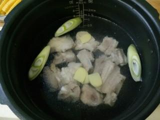 12、花生莲藕排骨汤,加入大葱段，生姜片