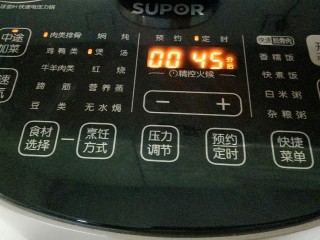 13、花生莲藕排骨汤,启动肉类排骨煲汤程序，在按一下中途加菜按键，开始煲汤