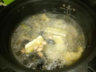 14、花生莲藕排骨汤,还有9分钟时开盖，加入莲藕，花生米，玉米，泡发的木耳