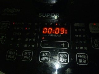 15、花生莲藕排骨汤,盖上锅盖继续煮