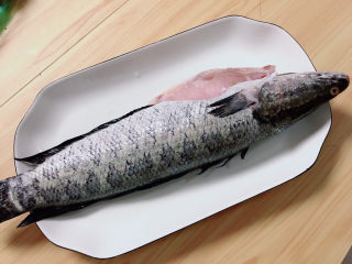 1、黑鱼豆腐汤,准备好黑鱼一条，去内脏洗净待用。