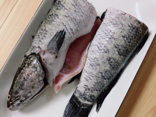 2、黑鱼豆腐汤,将黑鱼切成两半，撒上盐、料酒。