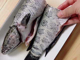 3、黑鱼豆腐汤,用手按摩，让鱼肉吸收盐和料酒，腌制20分钟。