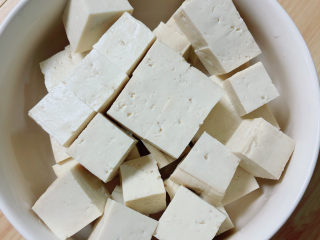 4、黑鱼豆腐汤,准备好豆腐块儿待用。