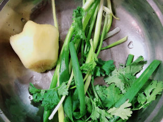 5、黑鱼豆腐汤,准备好小葱、姜、香菜。