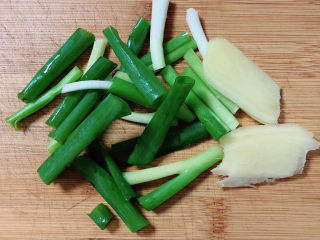 6、黑鱼豆腐汤,配菜切好待用。