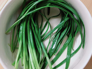 7、黑鱼豆腐汤,准备一缕韭菜，切段待用。