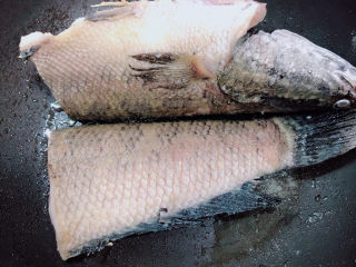 11、黑鱼豆腐汤,略煎焦黄，翻面继续煎另一面。