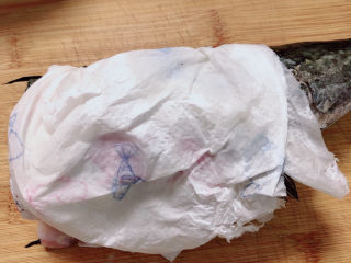 8、黑鱼豆腐汤,腌制好的黑鱼，用厨房用纸将鱼身上的水擦净。