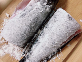 9、黑鱼豆腐汤,在鱼身上撒一些面粉，抹匀面粉。