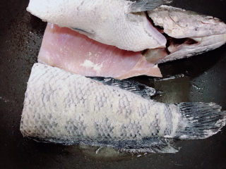 10、黑鱼豆腐汤,锅中倒入油，放入鱼煎一下。