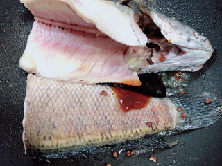 12、黑鱼豆腐汤,煎好鱼，放入花椒、料酒、蚝油。