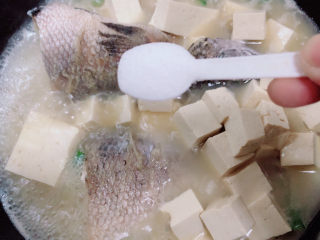 16、黑鱼豆腐汤,加入两勺盐，继续炖煮20分钟。
