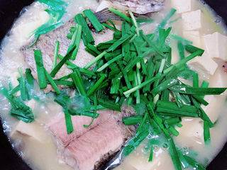 18、黑鱼豆腐汤,再放入韭菜炖煮3分钟。