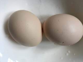 2、糖水鸡蛋,鸡蛋2个